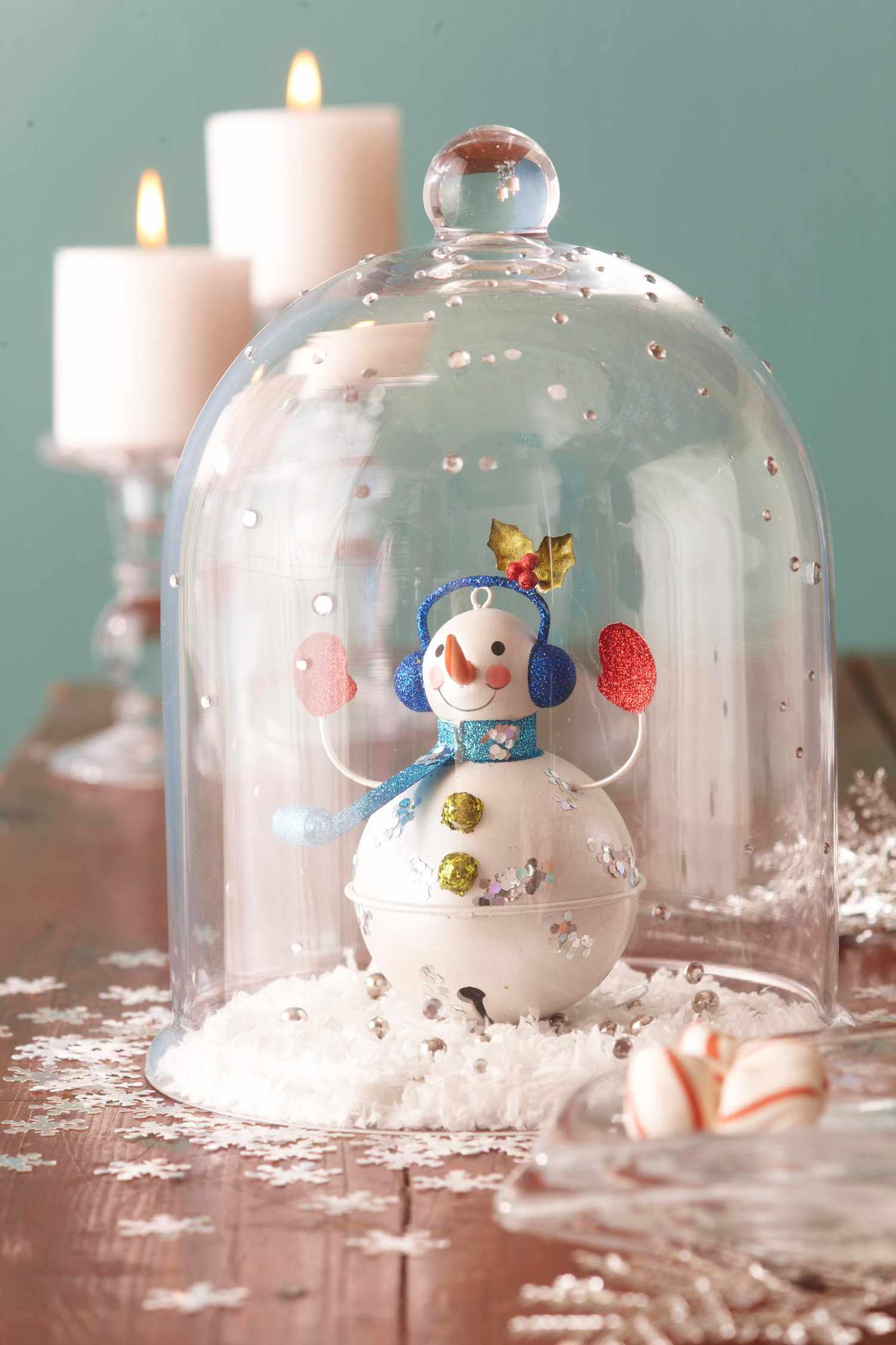 Christmas centerpiece ideas: snow globe cloche with snowman inside