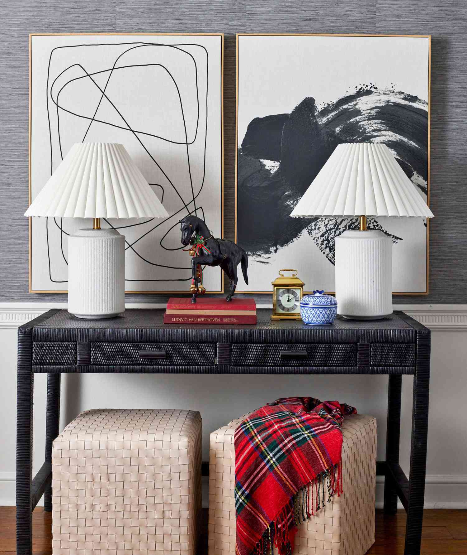 Black side table with two white lamps